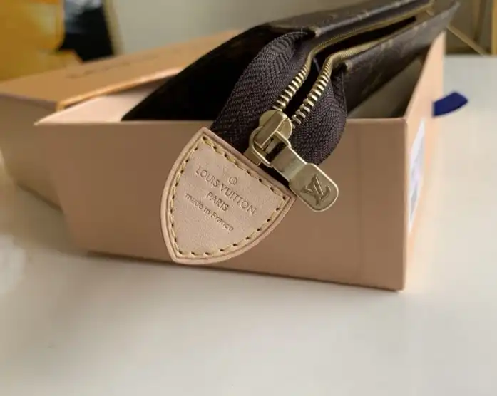 LV Wallets 4206A-5947