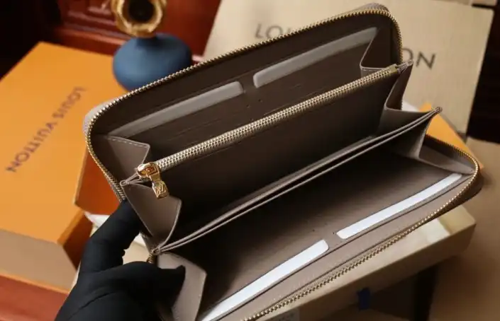 LV Wallets 4206A-6255