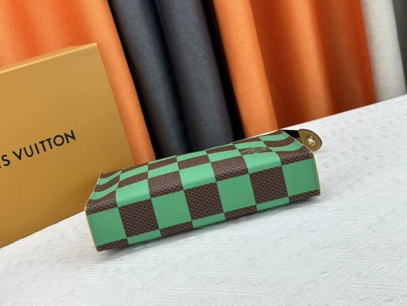 LV Wallets 4233G-0391