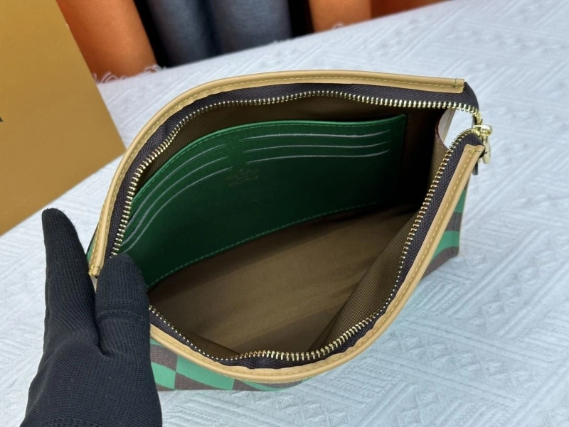 LV Wallets 4233G-0391