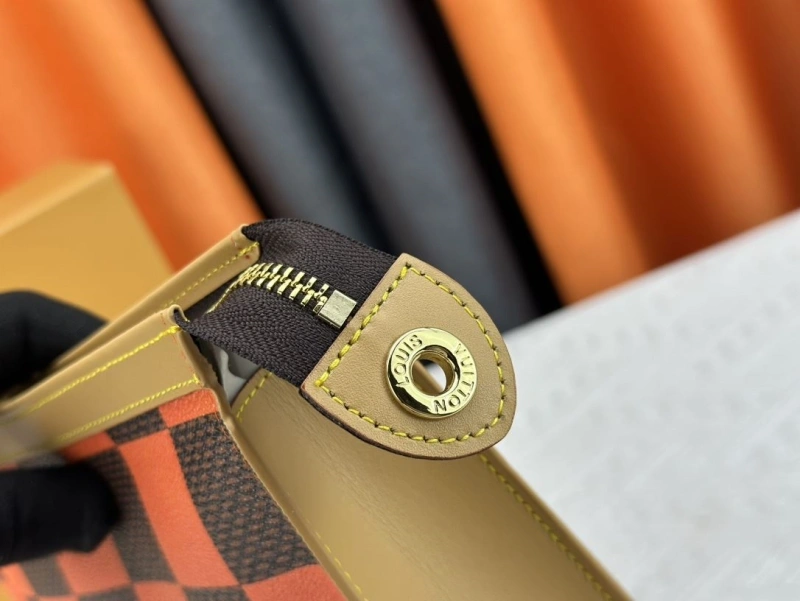 LV Wallets 4233G-0392