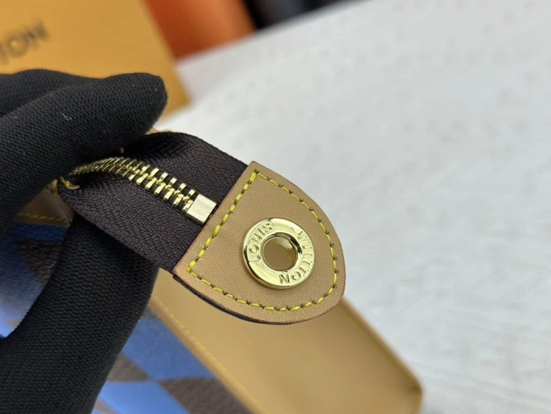 LV Wallets 4233G-0393