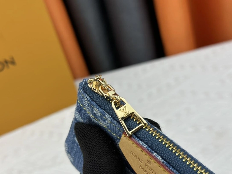 LV Wallets 4233G-0566