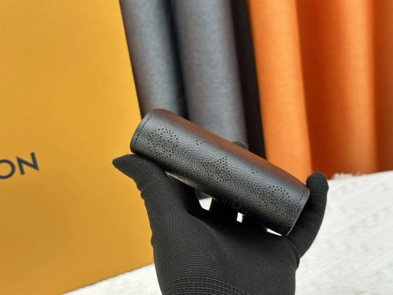 LV Wallets 4233H-0398