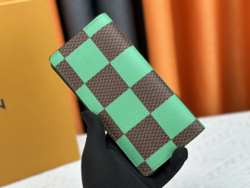LV Wallets 4233H-0478