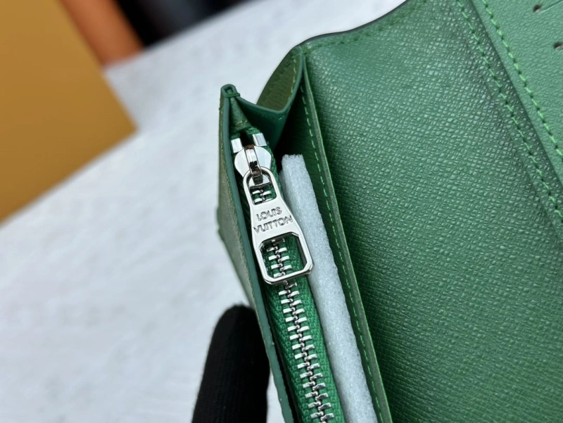 LV Wallets 4233H-0478