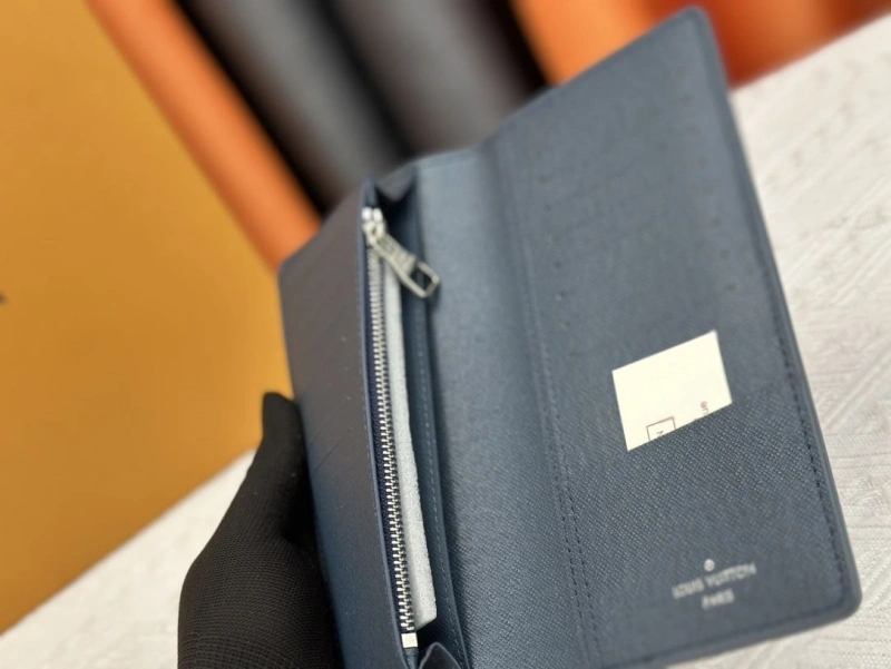 LV Wallets 4233H-0480