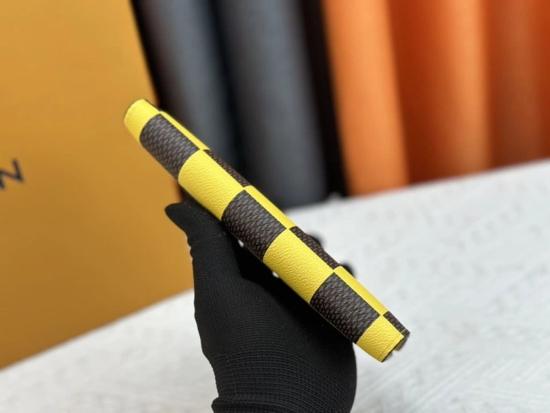 LV Wallets 4233H-0481