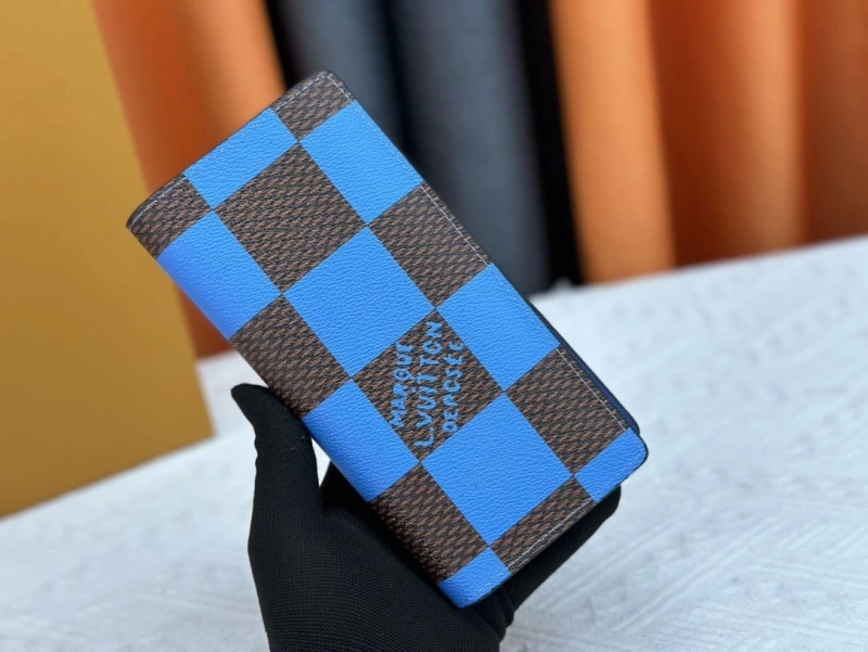 LV Wallets 4233H-0482