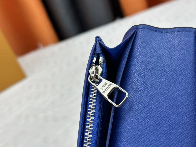 LV Wallets 4233H-0482