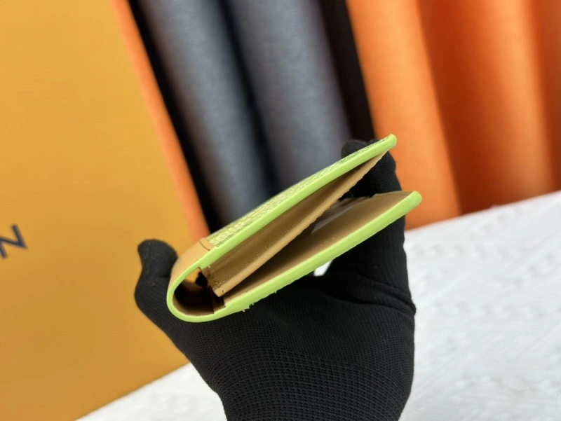 LV Wallets 4233H-0483