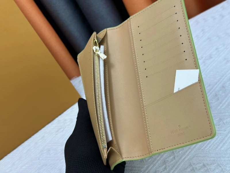 LV Wallets 4233H-0483