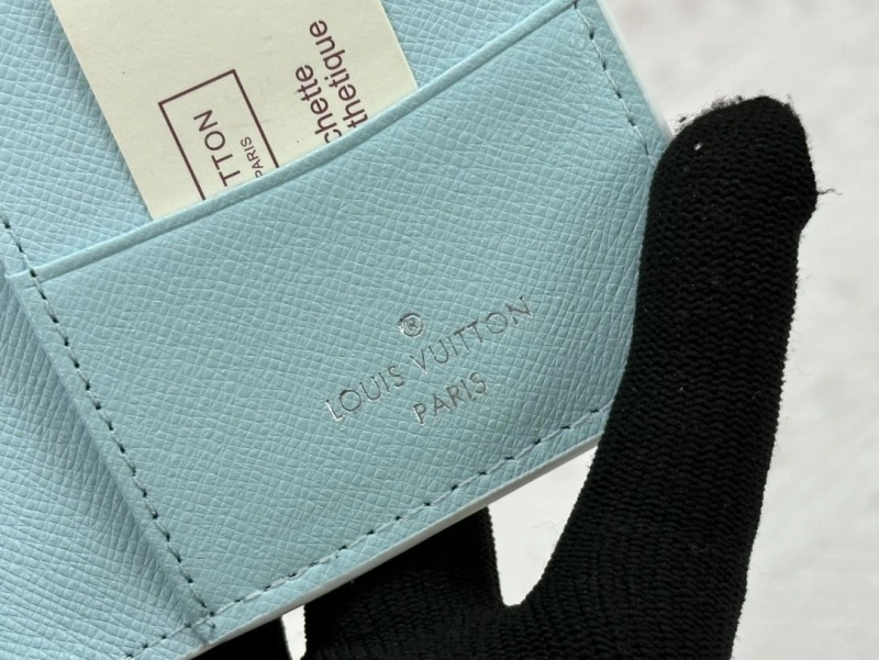 LV Wallets 4233H-0488