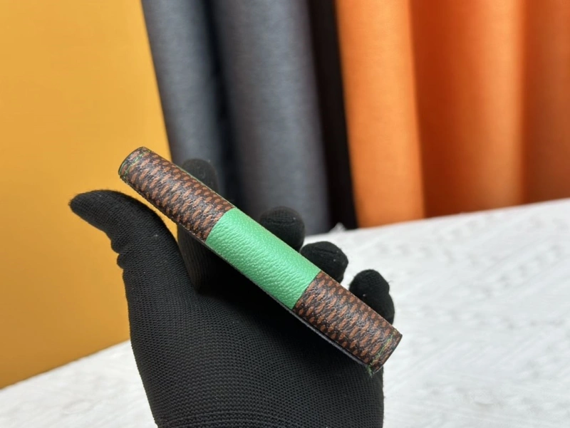 LV Wallets 4233H-0489