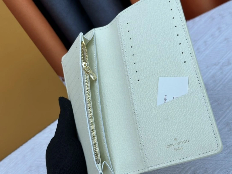 LV Wallets 4233H-0492