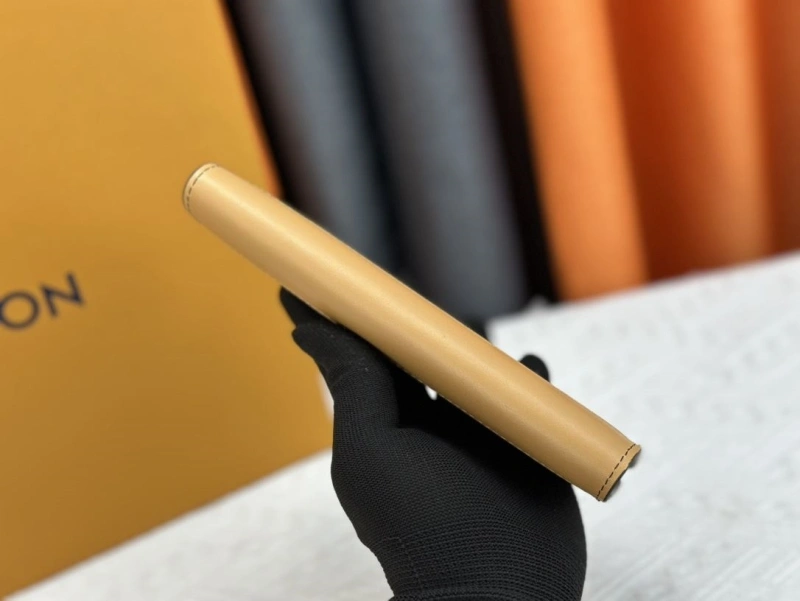 LV Wallets 4233H-0493