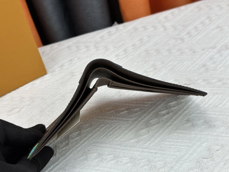 LV Wallets 4233H-0495