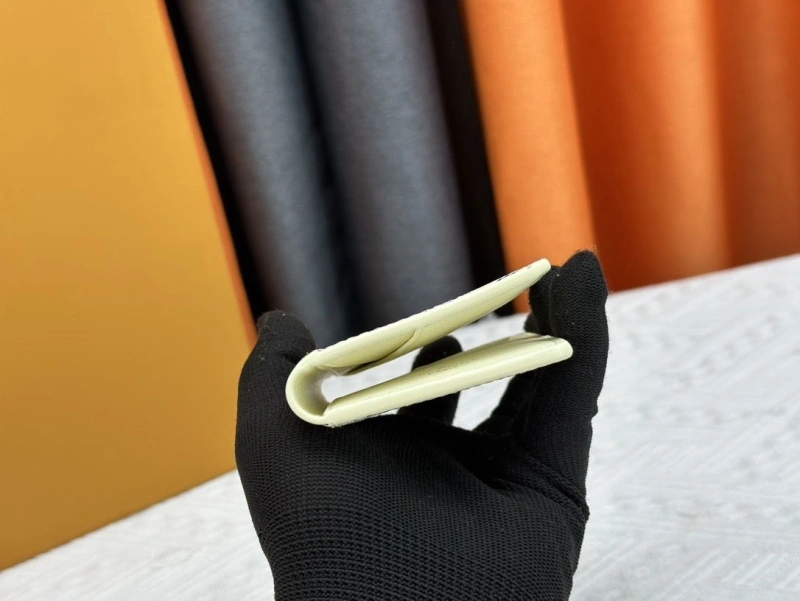 LV Wallets 4233H-0497