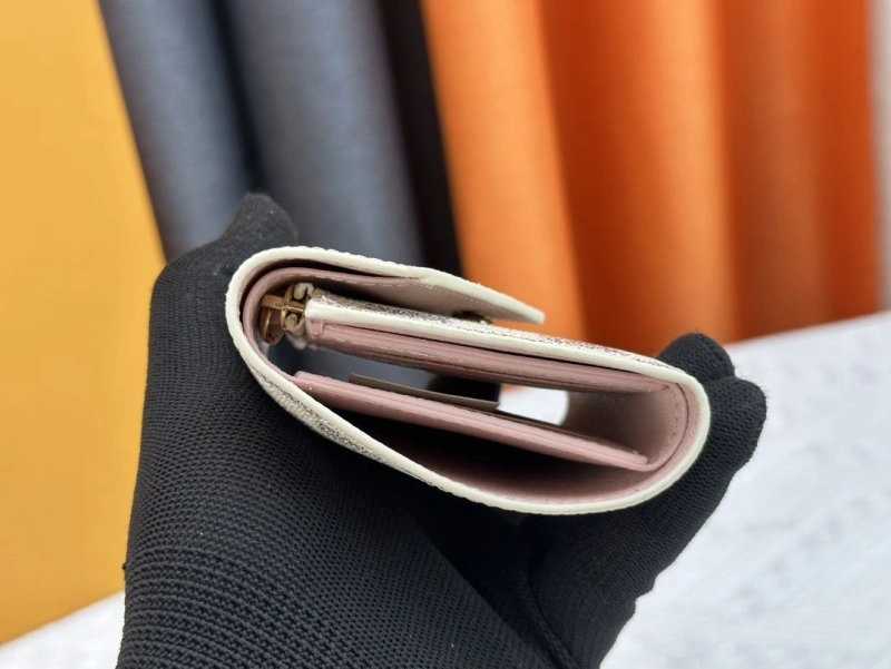 LV Wallets 4233H-0499