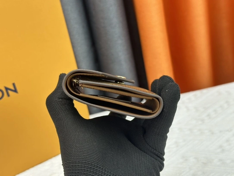 LV Wallets 4233H-0504