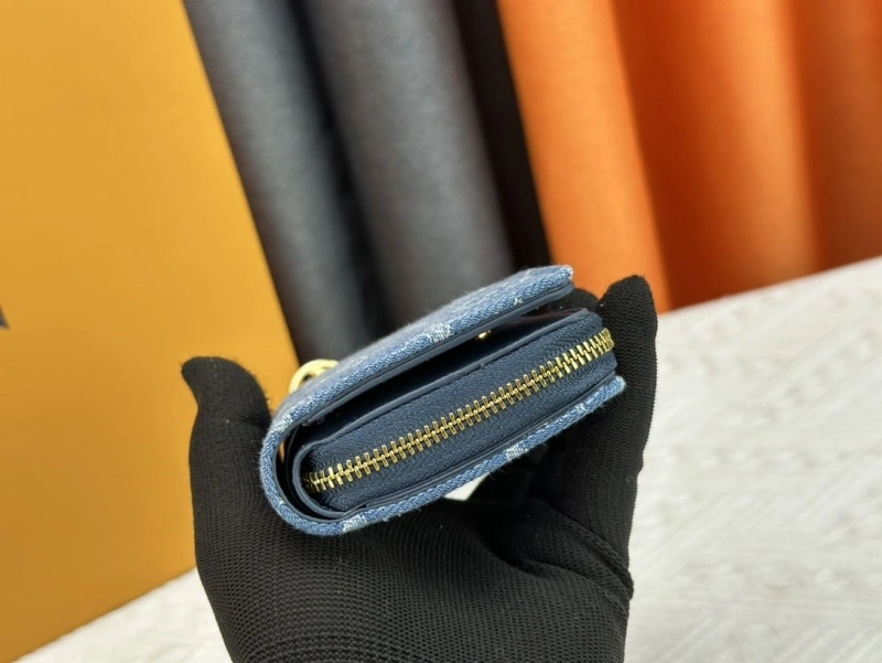 LV Wallets 4233H-0507