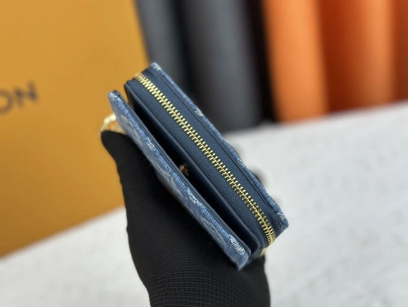 LV Wallets 4233H-0507