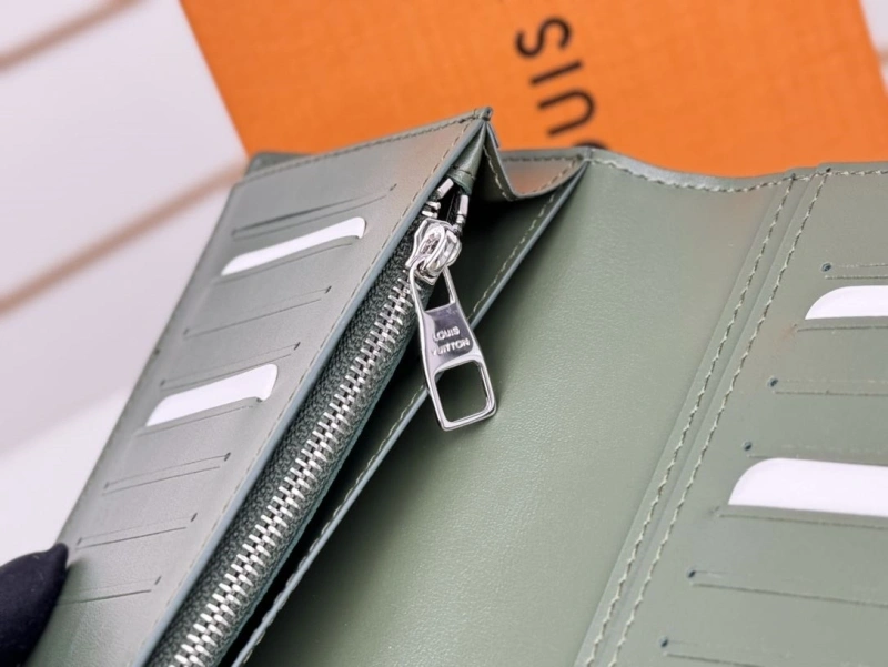 LV Wallets 4233H-0911