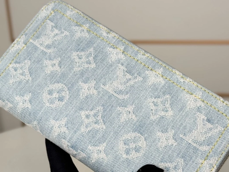 LV Wallets 4233H-0948