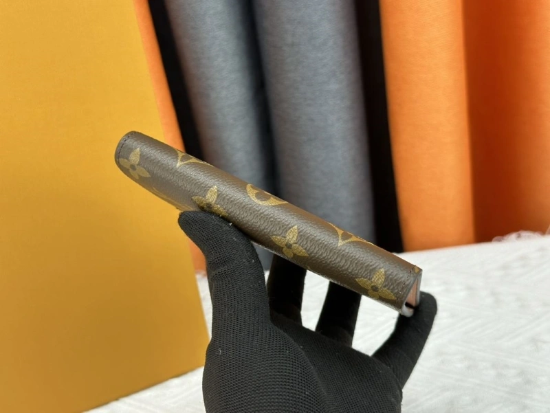 LV Wallets 4233H-1512