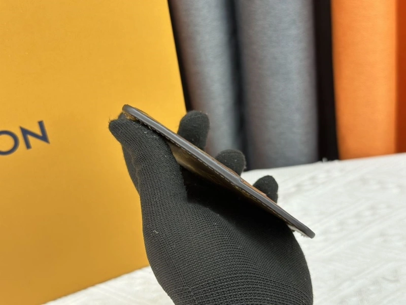 LV Wallets 4233H-1518