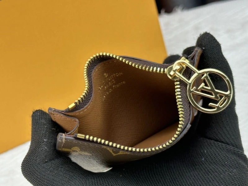 LV Wallets 4233H-1518