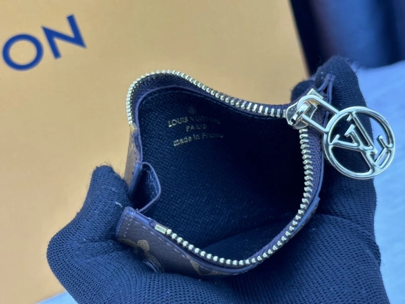 LV Wallets 4233H-1522