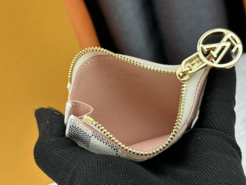 LV Wallets 4233H-1527