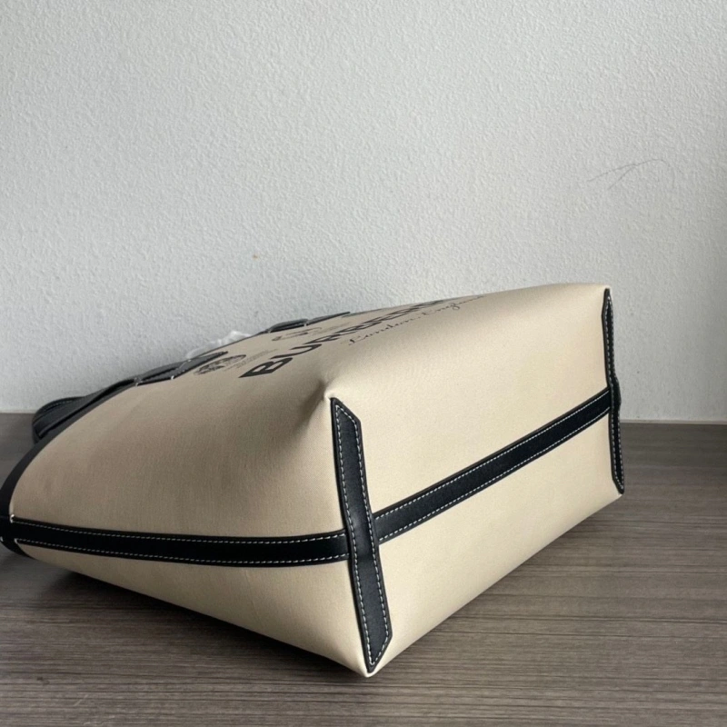 Burberry Shopping Bags 4237F-0210