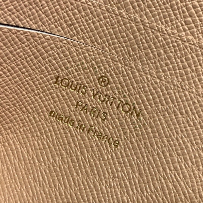 LV Wallets 4286A-0216