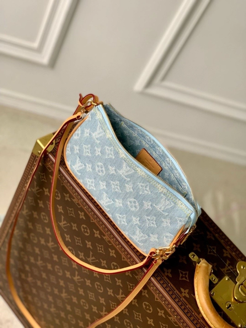 LV Backpacks 4286G-0136