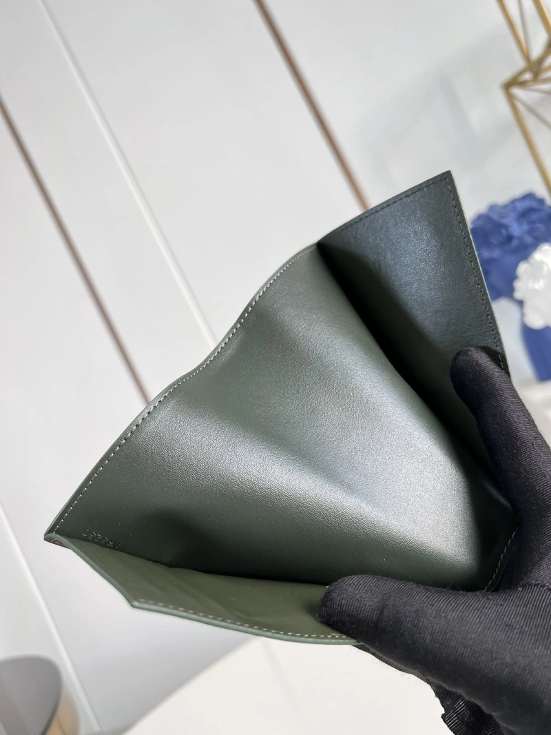 LV Wallets 4365A-0147