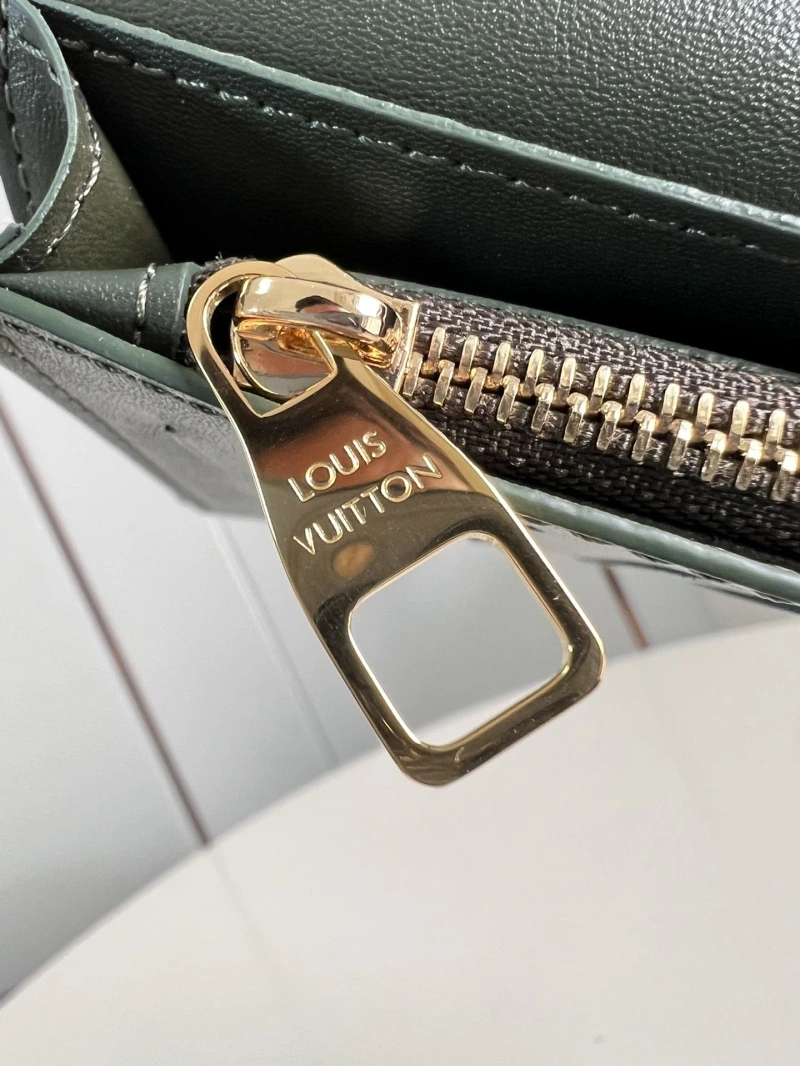 LV Wallets 4365A-0148