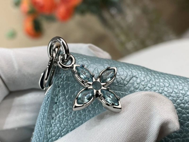 LV Wallets 4365A-0301