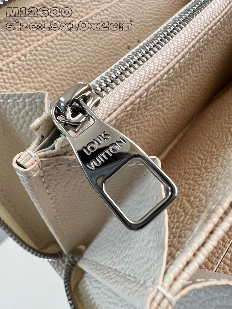 LV Wallets 4365A-0381