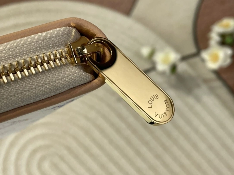 LV Wallets 4365I-0240