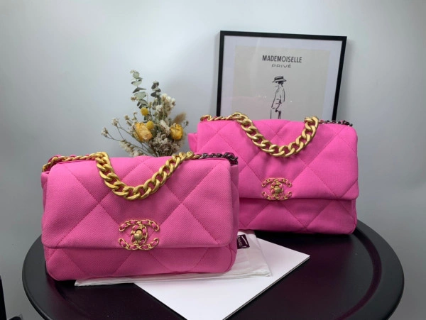 comfortable Ch**el 19 flap bag 71